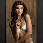 Shanel Slim Healthy Bombshell Brunette Cute Stunning